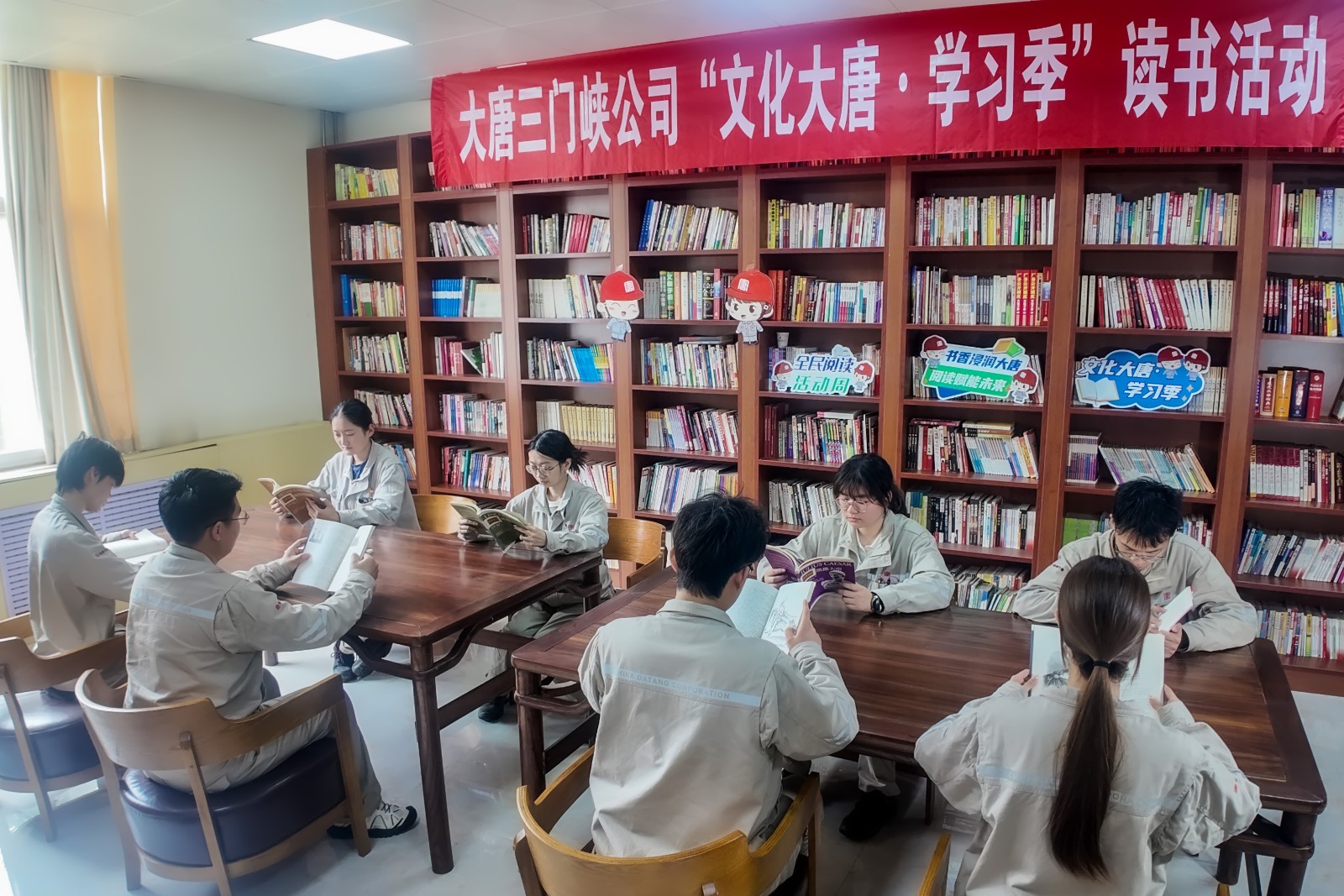 职工工余时间在职工书屋阅读图书.jpg